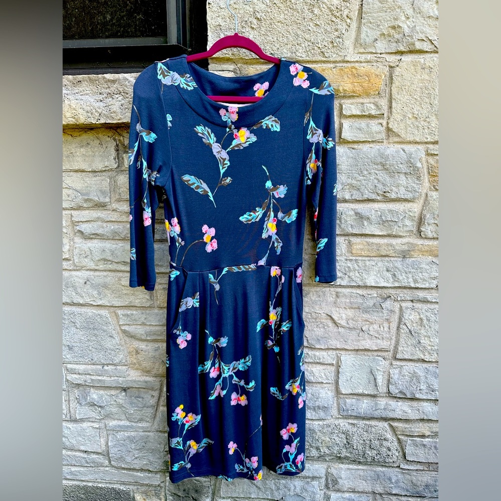 EUC - Gray with Pastel Flower Print 3/4 Sleeve Dress with Pockets - Size 8